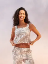 Musculosa blanca de lino con breteles anchos y escote cuadrado.