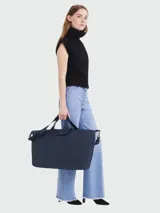 Bolso de viaje Longchamp modelo Le Pliage Xtra, color azul marino, con doble asa corta y correa larga extraíble.