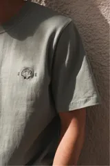 Remera color arena de algodón, corte clásico y mangas cortas.