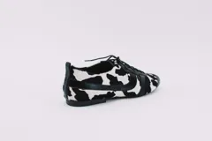 Zapato tipo ballerina acordonado, color marrón con detalles en plateado. Fabricado en cuero.