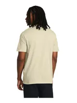 Remera color arena de Under Armour, con logo de la marca estampado en el pecho con patrón de camuflaje.
