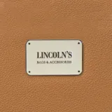 Billetera larga negra con cierre perimetral y placa metálica con logo. Posee múltiples compartimentos internos para tarjetas y documentos, además de un bolsillo con cierre interior. Incluye correa de mano desmontable.