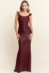 Vestido largo de fiesta color borgoña con brillos, corte sirena, breteles finos con volados y espalda descubierta con detalle de encaje eyelash.