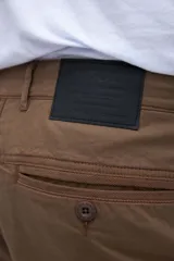 Pantalón cargo color verde oliva, con bolsillos laterales y bolsillo cargo con solapa y botones.