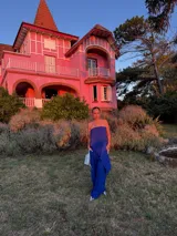 Conjunto de dos piezas color azul eléctrico, compuesto por un top strapless con drapeado asimétrico y un pantalón ancho de tiro alto.