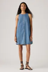 Vestido corto de denim azul, corte recto, sin mangas y con costuras verticales en el frente.