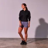 Hoodie deportivo negro con capucha y cordones ajustables, confeccionado en tejido de red con sutil estampado camuflado.