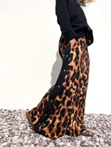 Pantalón palazzo de tiro alto con estampado de leopardo, botones a presión laterales y bolsillos.