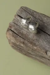 Par de aros de plata 925 con textura irregular y cierre mariposa.