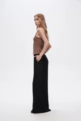 Pantalón color crema de rayon, corte ancho y tiro alto.