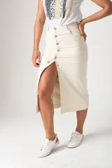 Falda midi de jean blanca con tajo frontal y botones.