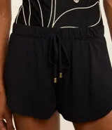 Short blanco de salida de playa, con cintura elástica ajustable con cordón.