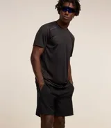 Remera deportiva gris con cuello redondo, mangas cortas, estampa heat print y detalle en los hombros. Confeccionada en tejido de malla con tecnología Dry.
