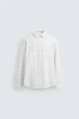 Camisa de hombre slim fit de algodón con estampado de cuadros en tonos blanco y beige. Cuello italiano, manga larga con puños abotonados y cierre frontal con botones.