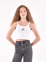 Musculosa blanca con breteles finos y estampado frontal con la frase 'I <3 NY' (I love New York) con un corazón rojo.