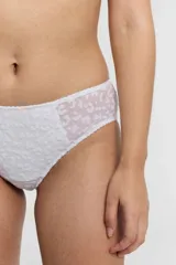 Conjunto de bikini rosado con estampado de leopardo. El corpiño es de corte triangular con breteles regulables y la bombacha es de corte clásico.