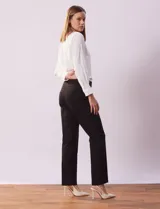 Pantalón negro de gabardina elastizada, marca Ruby Rd. Diseño pull-on con bolsillos simulados en la parte delantera y bolsillos aplicados en la parte trasera.