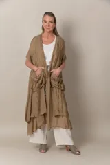 Túnica larga color beige de doble gasa con bolsillos delanteros.