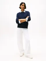 Zapatillas de tenis Tommy Hilfiger confeccionadas en piel napa blanca. Poseen un diseño de corte bajo con cierre de cordones, panel metalizado en el talón y un ribete lateral con el logo de la marca grabado. Incluyen forro de poliéster y suela de goma.