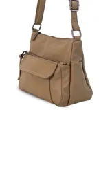 Bandolera color beige con correa larga regulable, bolsillo frontal con tapa y cierre, y bolsillo superior con cierre.