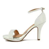 Sandalia de tacón alto Vizzano, color rosado brillante, con tira fina en el tobillo y tira ancha sobre los dedos. La plataforma y el tacón son de acabado metálico rosado.