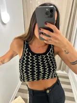 Top corto tejido a mano, color negro y beige, con tirantes finos y diseño de costura en zigzag.