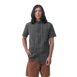 Camisa de manga corta con estampado de rayas verticales color gris y ocre. Tiene cuello clásico, cierre con botones y bolsillo en el pecho con logo de la marca. Corte recto.