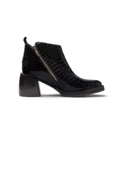 Bota corta de cuero color borgoña con textura de piel de reptil, cierre lateral con cremallera y tacón geométrico de madera clara.