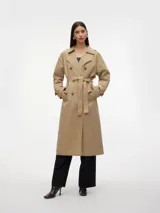 Trench coat largo color beige con doble botonadura, cinturón ajustable y bolsillos laterales.
