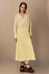 Falda midi color verde oliva de tiro alto con cintura elástica.