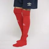 Medias de fútbol rojas con logo Umbro en blanco.
