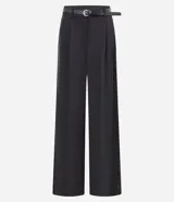 Pantalón sastrero negro de corte palazzo con pliegues delanteros, trabillas en la cintura y cinturón con hebilla metálica.