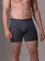 Pack de tres bóxer brief Calvin Klein de poliéster y elastano en colores verde, negro y gris. Todos tienen cintura elástica con el logo de la marca.