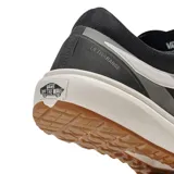 Championes Vans Ultrarange 2.0 color negro con detalles en blanco y gris. Zapatillas de caña baja con cordones grises, suela blanca y detalles en goma color caramelo.