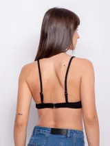 Top de bikini negro de triángulo fijo con breteles finos regulables. Presenta textura diferenciada, forro interior y copas desmontables.