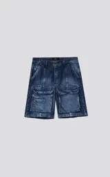 Bermuda de jean azul con lavado ácido y múltiples bolsillos cargo.