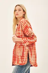 Saco largo hasta la cadera, confeccionado en viscosa y modal con estampa tie dye. Tiene cuello mao, forrería a contratono y botones en la cartera delantera.