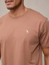 Remera azul marino de algodón con cuello redondo y logo bordado en el pecho.
