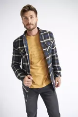 Sobrecamisa de viyela para hombre con estampado de cuadros en rojo y negro. Presenta cierre frontal con botones, bolsillos en el pecho con solapa y botón, y un interior capitoneado para mayor abrigo. Cuenta con un logo en grifa de cuero.