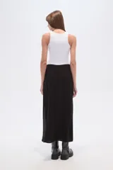 Falda larga de viscosa con estampado abstracto en tonos negros, grises y beige.