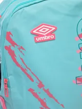 Mochila Umbro Fika color celeste con detalles en rosa. Incluye logo de Umbro y diseño abstracto en el frente. Tiene un compartimento principal con cierre, un bolsillo frontal con cierre y dos bolsillos laterales de malla.