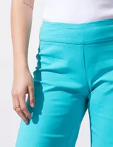 Bermuda color turquesa en gabardina elastizada, marca Zac & Rachel, con pretina ancha elastizada.