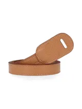 Cinturón de cuero color tostado, sin hebilla, con terminaciones redondeadas y costuras a tono.