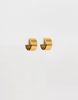 Aros tipo argolla de acero quirúrgico color dorado con cierre a presión.