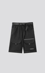 Bermuda negra de nylon y spandex, con calce relax-fit, cintura elástica con cordón de ajuste, bolsillos delanteros con fuelle y tejido Water Repellent.