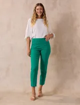 Pantalón recto verde esmeralda de gabardina elastizada, marca Zac & Rachel. Tiene pretina ancha con faja interna modeladora, bolsillos simulados en la parte delantera y bolsillos ojal en la parte trasera.