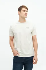 Remera verde militar de manga corta con cuello redondo, corte regular y estampado con texto bordado en relieve en el pecho.