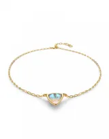 Colgante dorado con cadena de eslabones y dije triangular con cristal multicolor.