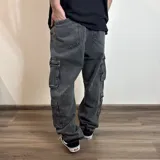 Pantalón jean celeste de corte holgado con múltiples bolsillos tipo cargo.