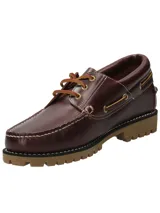 Zapato náutico de cuero color café oscuro con cordones de cuero y suela de goma con dibujo.